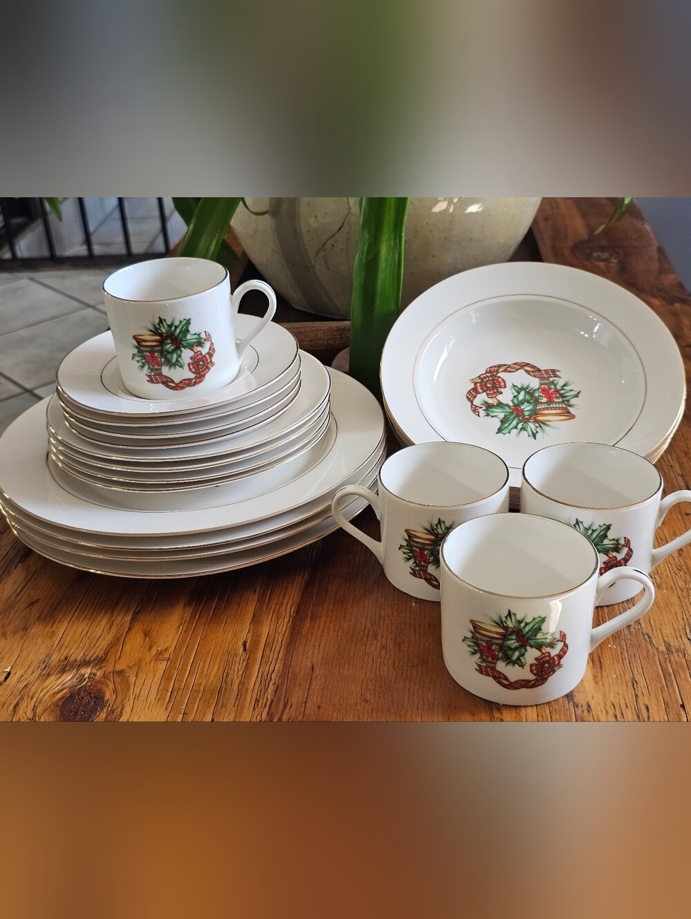 Vintage (90's) Sonata Fine Porcelain (NOEL) Holiday Dinner Set.  20 Pieces